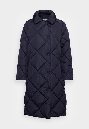 Marineblauer, gesteppter Daunenmantel mit Kragen, einer Knopfleiste und einem Rautenmuster. Der Stoff hat eine glatte, glänzende Textur.