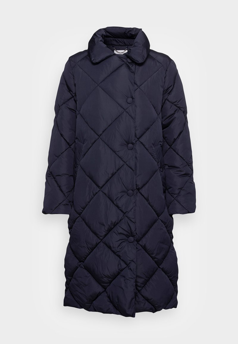 Marineblauer, gesteppter Daunenmantel mit Kragen, einer Knopfleiste und einem Rautenmuster. Der Stoff hat eine glatte, glänzende Textur.