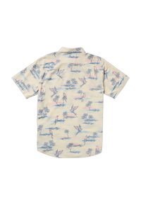 Camisa de manga corta en beige claro con estampado tropical en azul y rosa, que presenta palmeras y aves, cuello abotonado y corte relajado.