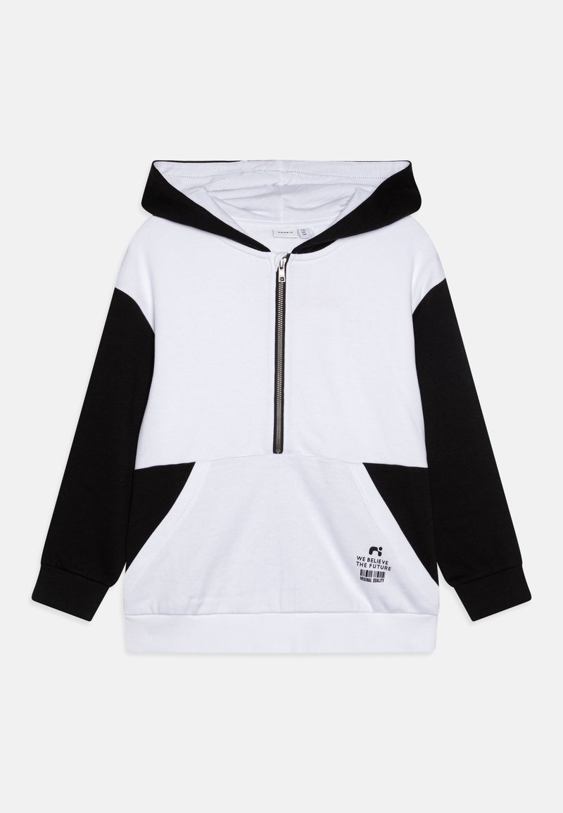 Felpa con cappuccio e zip frontale, realizzata in cotone bianco e nero. Presenta una tasca a marsupio e testo stampato sul davanti.
