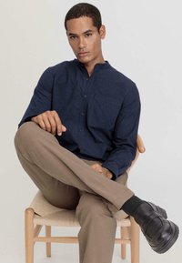 hessnatur Chino - lehm