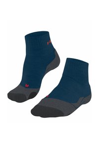 Donkerblauwe enkelkousen met geribbelde boorden, versterkte grijze teennagels en een rood logo aan de zijkant; een mix van materialen voor comfort en duurzaamheid.