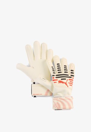 Een paar off-white keepershandschoenen met zwarte en rode accenten en een Puma-logo, met zicht op de palm en de achterkant, op een witte achtergrond.
