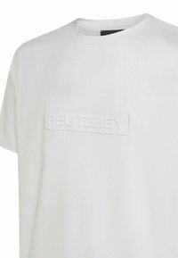 Witte T-shirt van zachte stof met een gestructureerd, reliëf rechthoekig logo "PEUTEREY" op de voorkant. Korte mouwen en ronde halslijn.