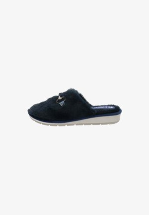 Ciabatta navy in tessuto fuzzy con suola piatta, dettaglio della cintura regolabile e soletta imbottita. Tessuto morbido progettato per comfort e facilità d'uso.