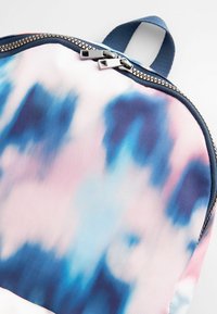 Next Iskolatáska - pink blue tie dye