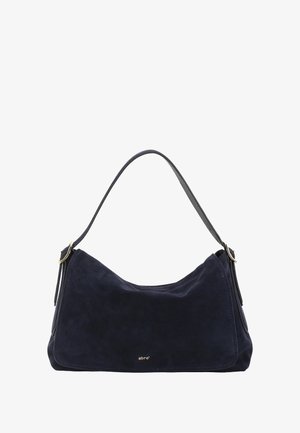 Marineblaue Wildleder-Schultertasche mit geschwungener Form, einem einzelnen oberen Griff und einem kleinen goldenen Logo auf der Vorderseite. Glatte Textur mit minimalen Metallakzenten.