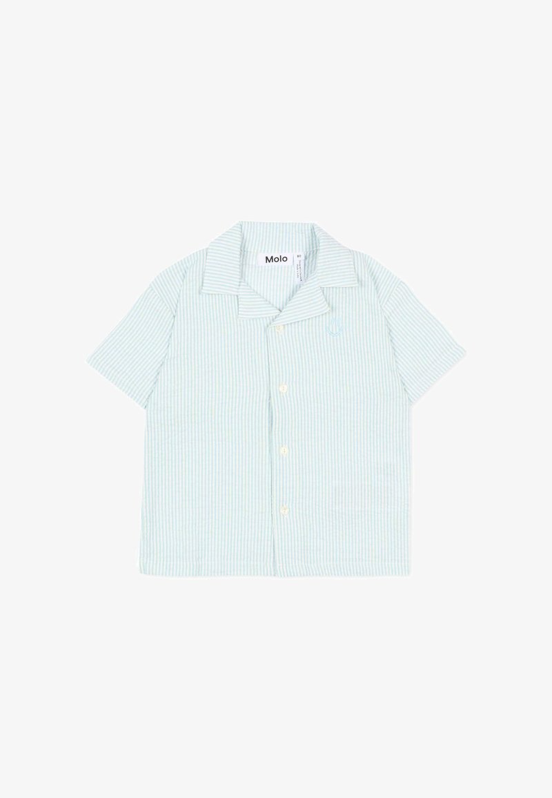 Camisa de manga corta con botones, con rayas verticales en azul claro y blanco y un pequeño cuello, etiquetada con "Molo" en el interior del escote.