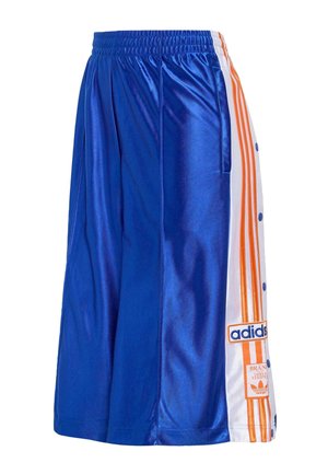 Pantalones deportivos de satén azul con paneles laterales blancos, rayas naranjas, botones automáticos y parches con el logo de Adidas en la pierna derecha.