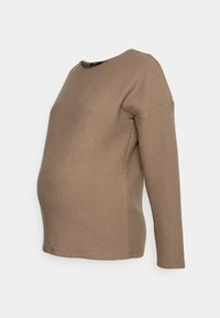 Camisola de maternidade castanha com efeito canelado, mangas longas, decote redondo e um corte solto, ideal para acomodar uma barriga em crescimento.