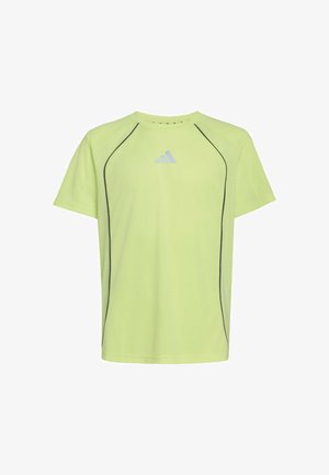 Jasnozielona sportowa koszulka z krótkim rękawem z czarnym obszyciem po bokach z przodu oraz małym szarym logo Adidas umieszczonym na środku blisko szyi.