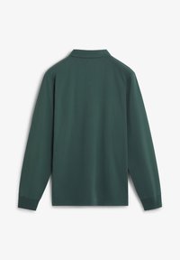 Polo de manga larga en verde oscuro, hecho de una tela suave con cuello clásico y mangas con puños, que presenta un diseño sencillo.