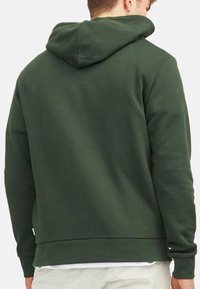 Grüne Kapuzenpullover mit einer glatten Textur, ausgestattet mit einer Kängurutasche, gerippten Bündchen und einem geraden Saum.