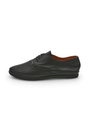 Scarpa nera in pelle con lacci, dalla texture liscia, punta arrotondata e design minimalista. Presenta un interno marrone a contrasto e suola in gomma.