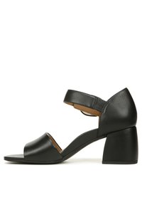 Zwarte leren hak sandaal met een brede voorband, verstelbare enkelband en een chunky blokhak met een gladde afwerking.