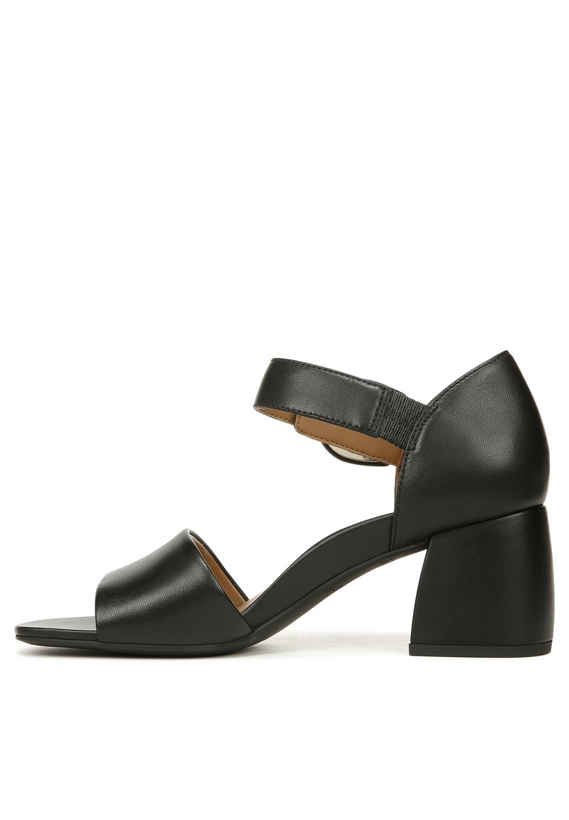 Zwarte leren hak sandaal met een brede voorband, verstelbare enkelband en een chunky blokhak met een gladde afwerking.