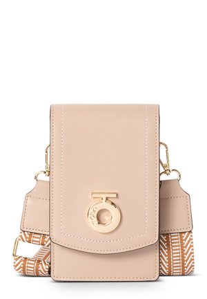 Beige Leder Umhängetasche mit goldfarbenen Beschlägen, Magnetverschluss und gemustertem Gurt mit braunem und weißem geometrischen Design.