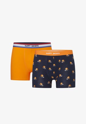 Twee paar herenboxershorts, één effen oranje met een gestreepte tailleband, de andere navyblauw met een oranje tailleband en kleine leeuwenprints.