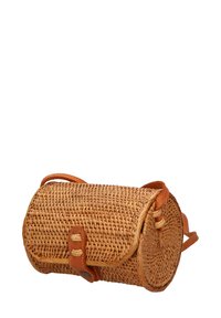 Borsa rotonda intrecciata in paglia con tracolla in pelle color cuoio e chiusura a fibbia. Presenta una texture naturale e una forma cilindrica.