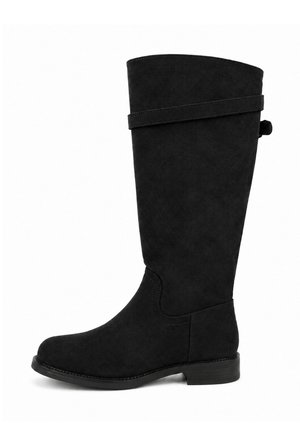 Bota negra de ante hasta media pantorrilla con tacón bajo, puntera redondeada y una correa decorativa alrededor de la parte superior del tubo.