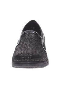 Zapato negro sin cordones, hecho de material texturizado con un acento brillante. Cuenta con una punta suave y redondeada y una suela de goma duradera.