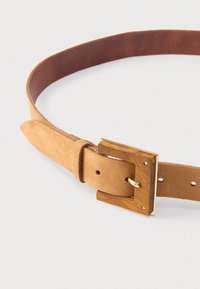 Tannedast seemisnahast vöö ruudukujulise puidust pandlaga, millel on metallikdetail, sile tekstuur ja mitu reguleerimisaasa.