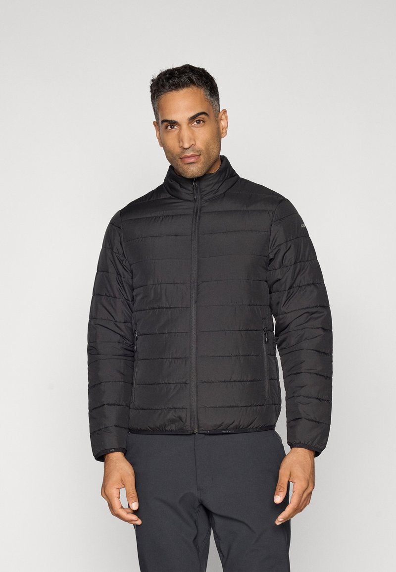 Veste matelassée noire avec col haut, présentant une texture matelassée horizontale, une fermeture éclair à l'avant et deux poches latérales. Design ajusté.