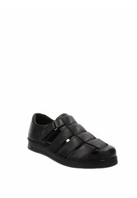 Sandal in pelle nera con design aperto sulla punta, strisce orizzontali e verticali, e texture liscia. Suola piatta con accenti sottili.