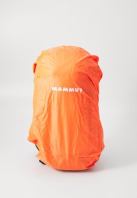 Pomarańczowy wodoodporny pokrowiec na plecak wykonany z lekkiego materiału, charakteryzujący się gładką teksturą i białym logo "MAMMUT" z tyłu.
