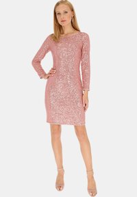 Różowa sukienka cekinowa z długimi rękawami, dopasowanym krojem i okrągłym dekoltem. Posiada gładką teksturę i długość do kolan.