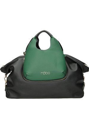 Bolso grande negro con un bolso más pequeño verde acoplado encima, ambos de cuero texturizado con detalles en cierre y logotipo dorados.