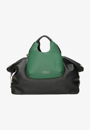 Bolso grande negro con un bolso más pequeño verde acoplado encima, ambos de cuero texturizado con detalles en cierre y logotipo dorados.