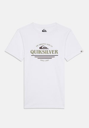 Weißes Baumwoll-T-Shirt mit einem bedruckten "Quiksilver"-Logo in grüner und schwarzer Farbe, rundem Halsausschnitt und kurzen Ärmeln.