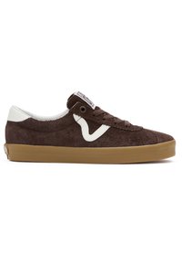 Baskets basses en daim marron avec logo blanc sur le côté, languette de talon blanche, lacets marron et semelle en gomme, vues de profil latéral.