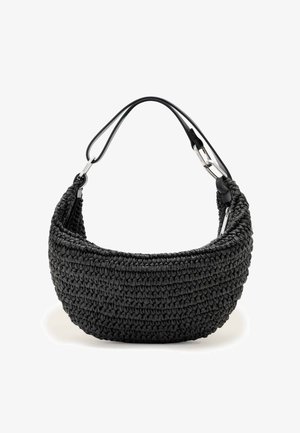 Mustast punutud käekott kõverates vormides, õhuke nahast õlarihm, mis on kinnitatud hõbedast klambritega.