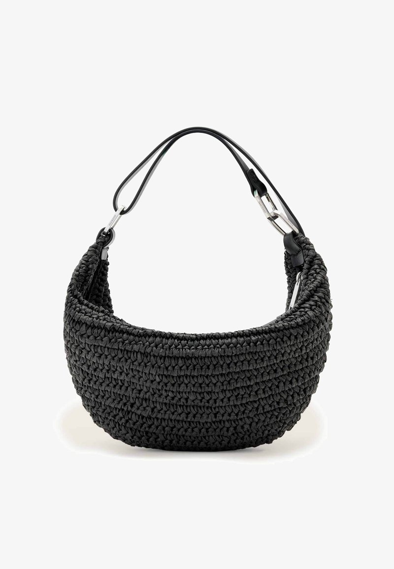 Μαύρη υφασμένη τσάντα χειρός με καμπυλωτό σχήμα και λεπτό δερμάτινο λουρί ώμου προσαρτημένο με ασημένια κλιπ.