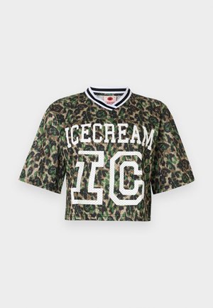 Tricou sport cu mâneci scurte, scurtat, cu model camuflaj verde și maro, text alb "ICECREAM 16" și guler cu dungi alb-negru.