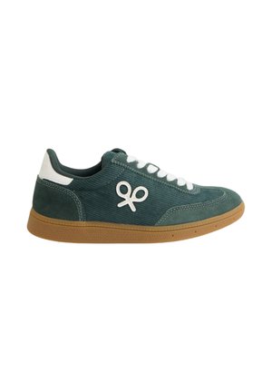 Zapatillas de ante verde con cordones y acentos blancos, paneles laterales texturizados y una suela de goma, que presentan un logo en el lado exterior.