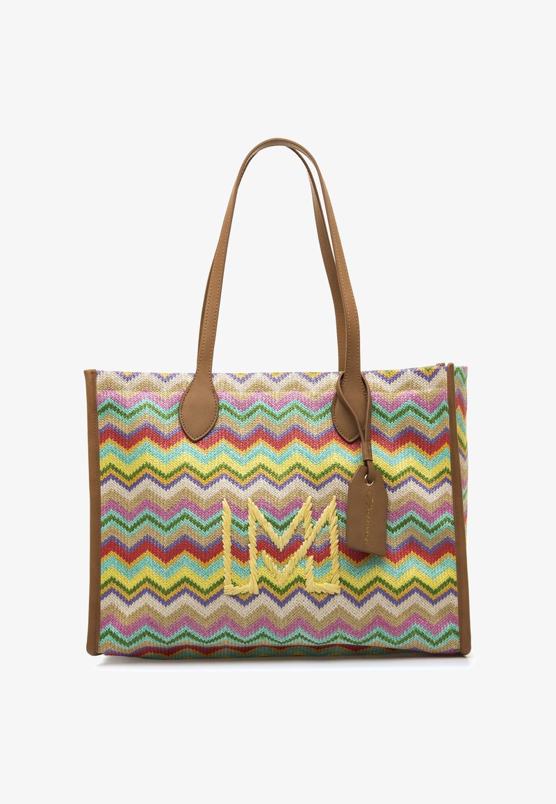 Borsa tote intrecciata con motivo a spina di pesce in colori vivaci, manici in pelle marrone e una targhetta decorativa. Iniziali ricamate sul davanti.