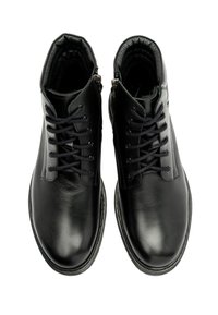 Czarne skórzane botki za kostkę o gładkiej fakturze, z przodem na sznurowanie, bocznymi zamkami i okrągłym noskiem. Szwy wykończające wokół podeszwy.