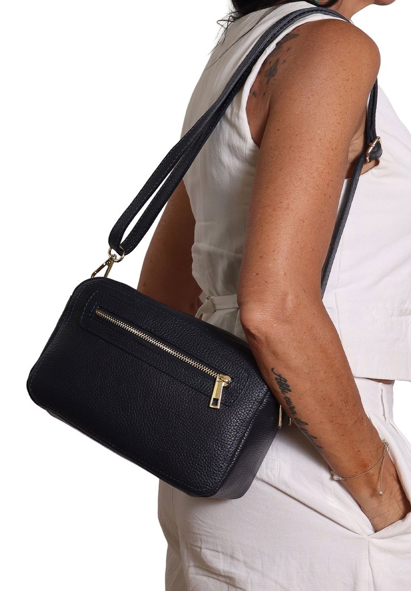 Borsa a tracolla nera in pelle con finitura testurizzata, dettagli in zip dorata e una tasca frontale. Cinghia regolabile per opzioni di trasporto versatili.