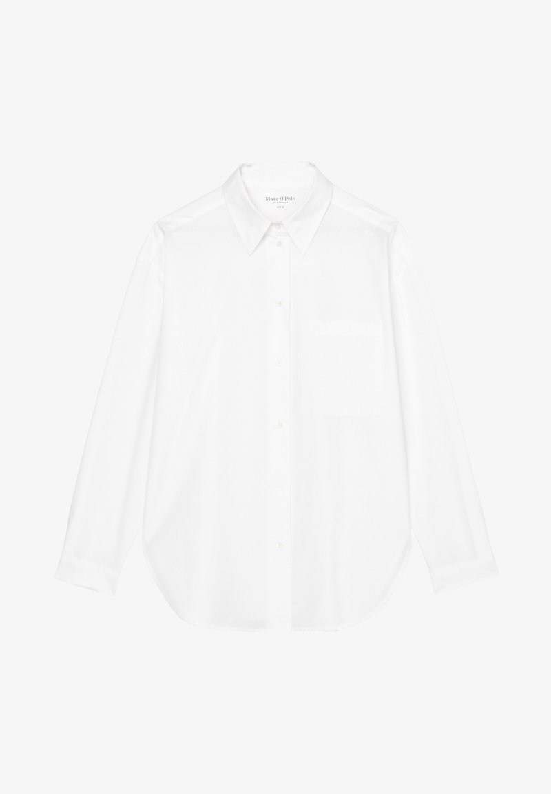 Chemise blanche à manches longues avec col pointu, poche avant et ourlet arrondi, posée à plat sur un fond blanc.