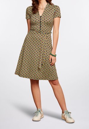Kortærmet kjole med slå-om-design, med hjerteprint i grøn, gul og bordeaux. Knappedetalje ved halsudskæringen.