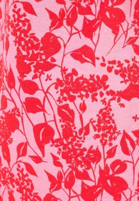 Tela con estampado floral sobre fondo rosa y atrevidas ilustraciones rojas de flores y hojas, con formas y texturas variadas.