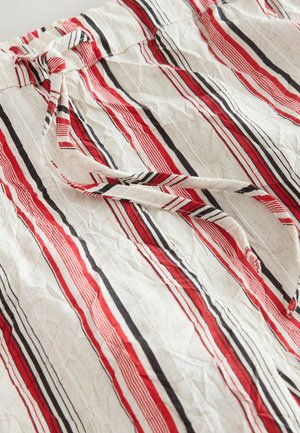 Material cu dungi roșii, negre și albe. Material moale, texturat, cu talie adunată și detaliu legat.