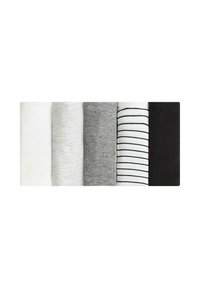 Cinq tissus pliés en blanc, gris clair, gris foncé côtelé, blanc à rayures noires et noir uni, disposés côte à côte.