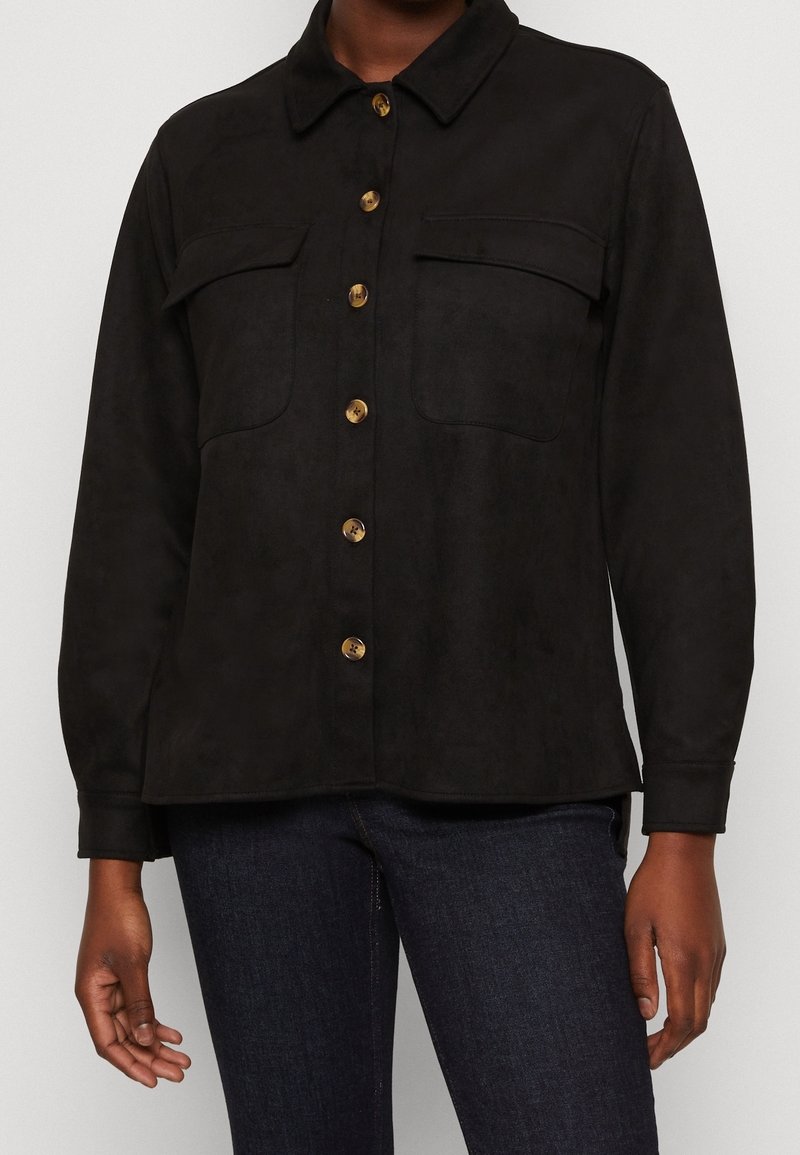 Svart mockajacka med krage, två bröstfickor och guldknappar. Långärmad med knappmanchetter och rak fålldesign.