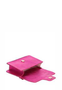 Portefeuille en cuir fuchsia avec une texture lisse, fermeture à bouton doré et un design compact ; dispose de compartiments intérieurs pour l'organisation.