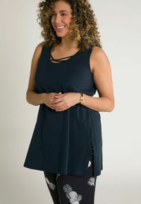 Ulla Popken LONG ZIERBÄNDER RUNDHALS ÄRMELLOS - Top - dark blue