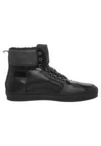 Sneakers alti neri con finitura in pelle testurizzata, lacci sul davanti, colletto in pelliccia sintetica e suola in gomma. Presentano occhielli metallici e dettagli sottili.